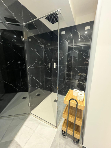 Bathroom 4, Giufra, Bari