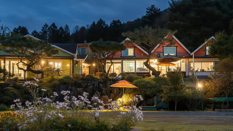 Exterior & Views