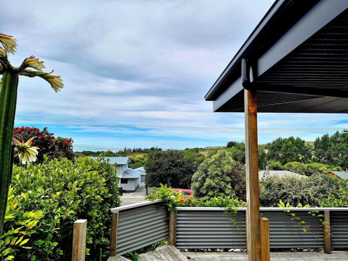 Property grounds 3, Centrally located Hilltop Apartment, Kaikoura