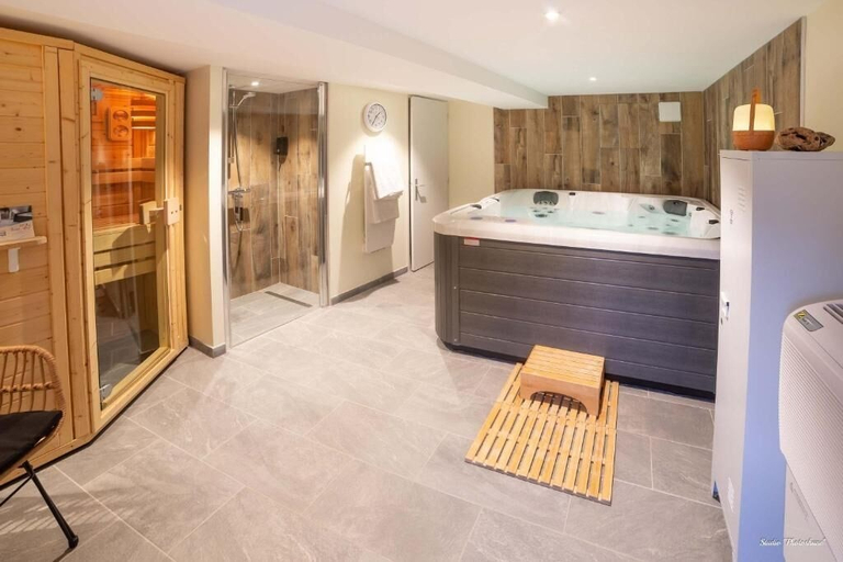 Bathroom 3, Domaine Jean-Got, Gironde