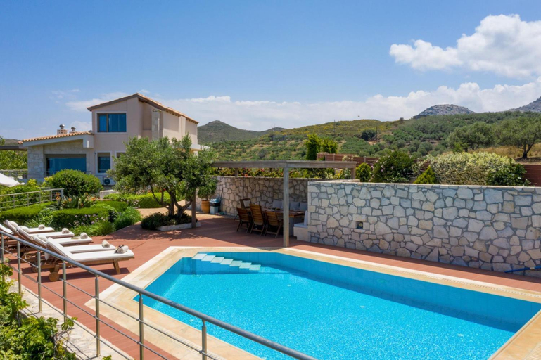 Sport & Beauty 2, Luxury Villa Hara with private pool, Crete
