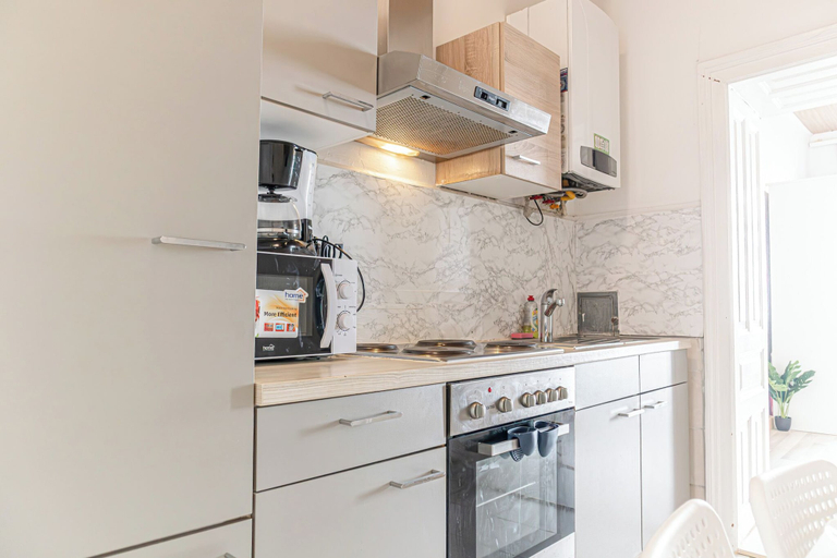 Private kitchen 2, Beautiful 2BR Apt Near Meidling Station, Wien