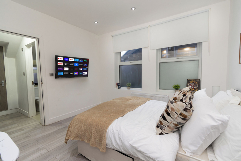 Room 2, Mitcham Road, London