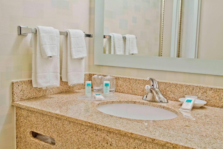 Bathroom 4, THE BEACON CHARLOTTE AIRPORT by IHG, Mecklenburg