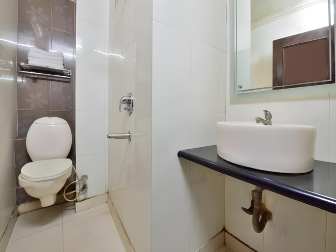 Bathroom 3, Hotel Sai Dham International, Delhi