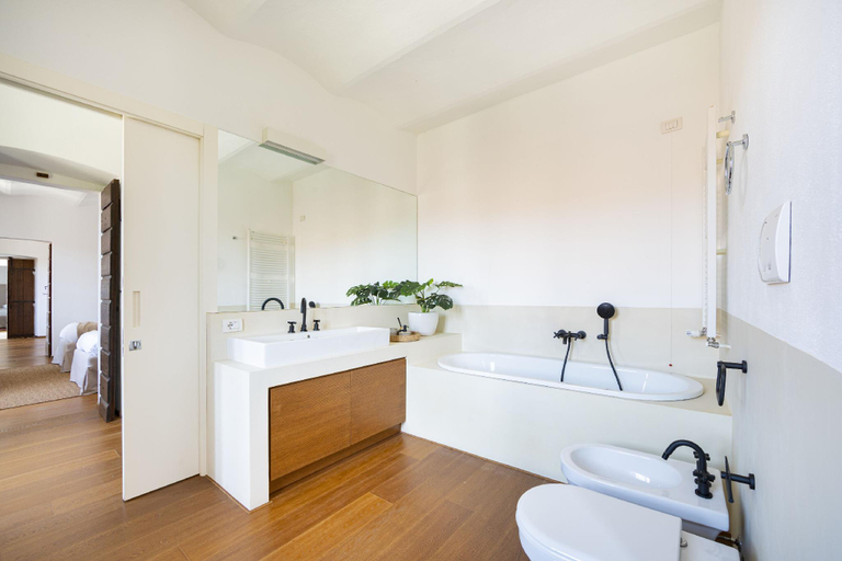 Bathroom 5, Les Arcs, Novara