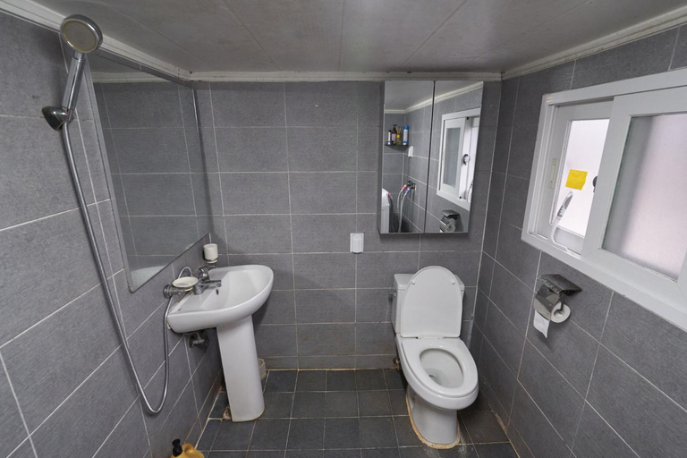 Bathroom 2, Jinho's Guest House, Yongsan