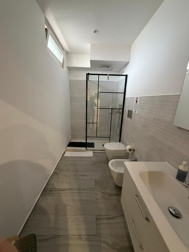 Bathroom 2, Giufra, Bari