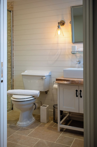 Bathroom 2, Stunning 6 BB Cottage & Annexe, Oxfordshire
