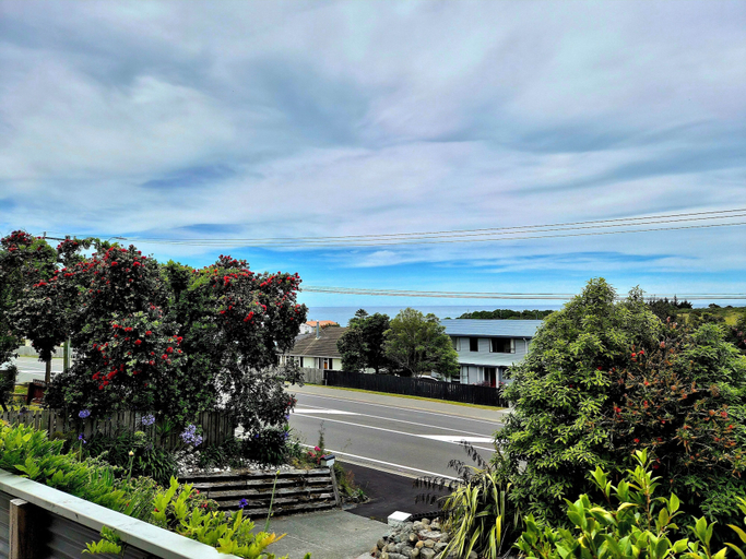 Property grounds 5, Centrally located Hilltop Apartment, Kaikoura