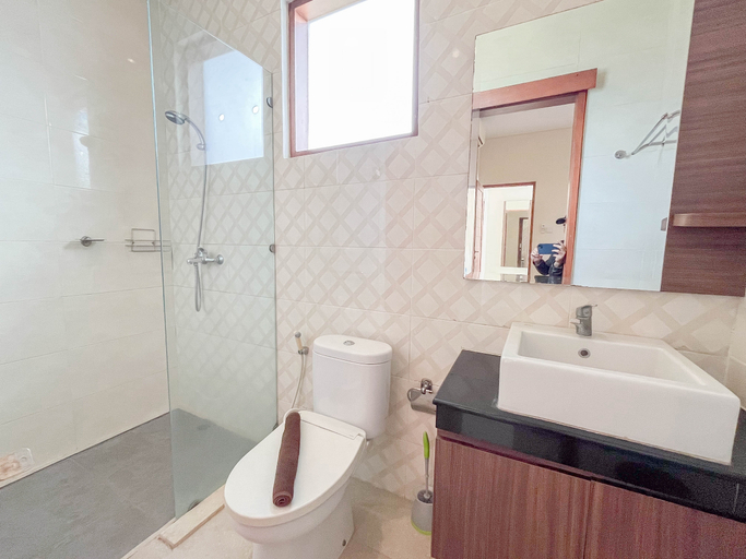 Bathroom 5, 3BR Casa De Uli Villa Near GWK, Badung