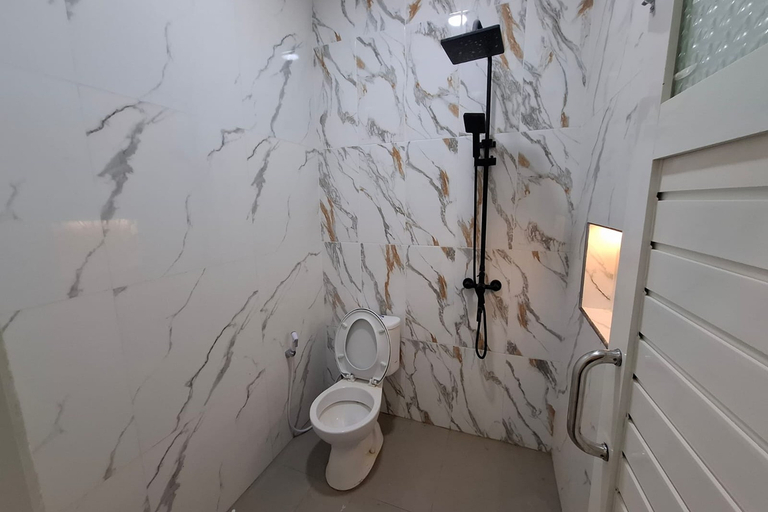 Bathroom 5, Sultan Guest House, Palu
