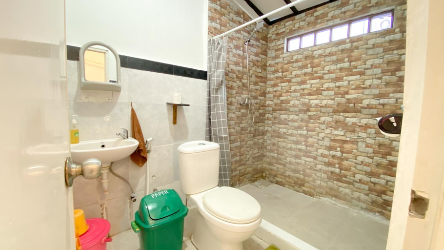Bathroom 3, Kris Kos, Badung