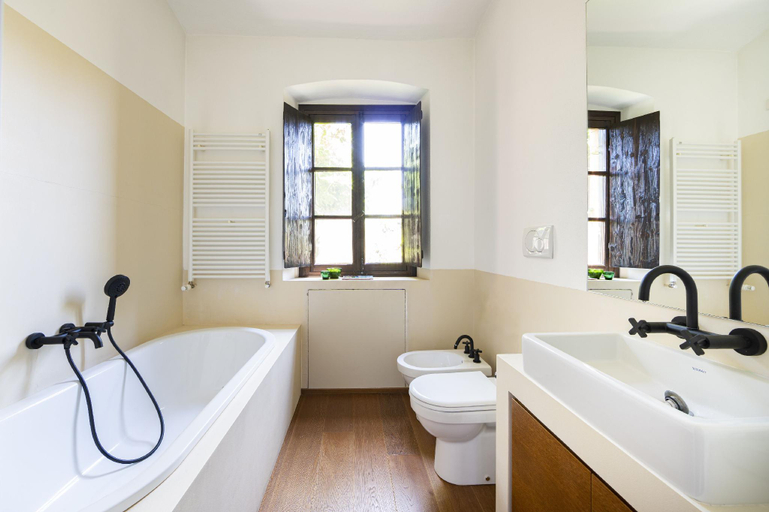 Bathroom 5, Les Arcs, Novara