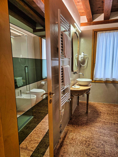 Bathroom 4, San Simeon Suite, Venezia
