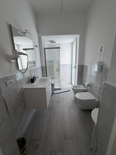 Bathroom 5, Giufra, Bari