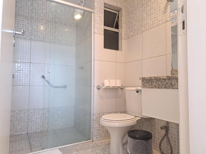 Bathroom, Lagoa Quente Hotel - Flat com Cafe da Manha e Acesso ao Parque Aquatico, Caldas Novas