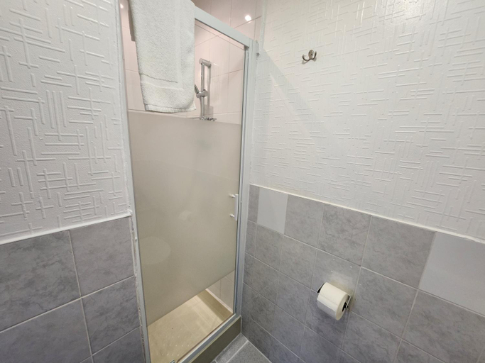 Bathroom 3, The Everglades, Blackpool