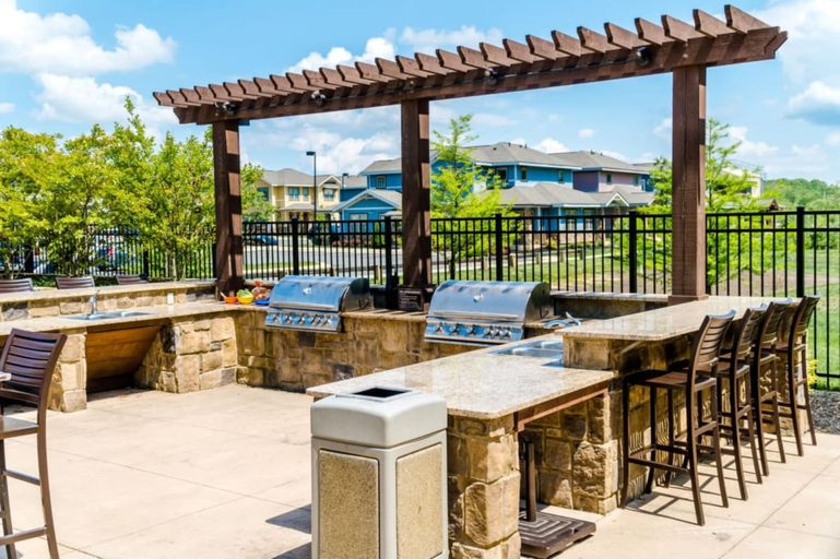 Outdoor dining, The Waverly, New Castle