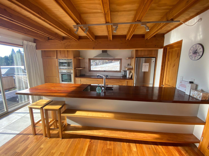 3, Glacier Rock Lakeview House, Mackenzie