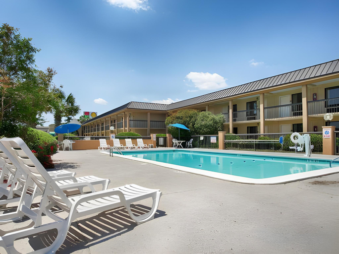 Sport & Beauty 3, Ramada by Wyndham Savannah Gateway, Chatham