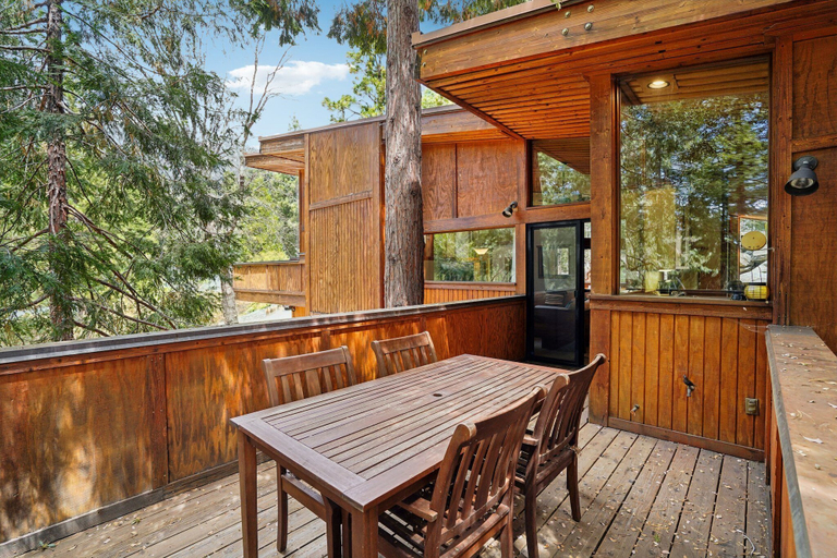 Outdoor dining 3, Idyllwild Realty Vacations, Riverside