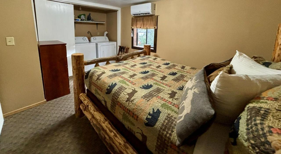 Bedroom 2, Riverfront Motel & Cabins, Sanders