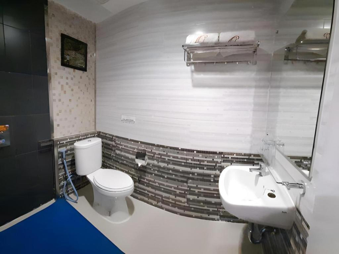 Bathroom 4, Queen City Hotel Banjarmasin ( A HARBOUR SIDE HOTEL ), Banjarmasin