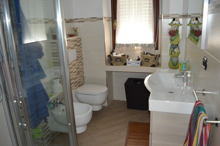 Bathroom, B&B Gaudi, Sassari