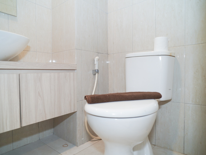 Bathroom 5, Tranquil Studio at Citra Living Apartment By Travelio, Jakarta Barat
