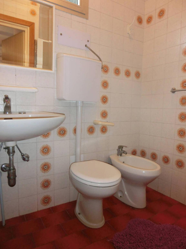 Bathroom, Two-Bedroom Villa in Bibione Pineda - By Beahost Rentals, Venezia