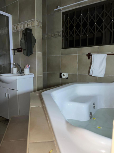 Bathroom 4, Emmanuel-Guest-House, Uthungulu