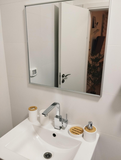 Bathroom, Dekel Dom Baharava