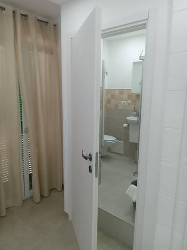 Bathroom 2, Capri house, Brindisi