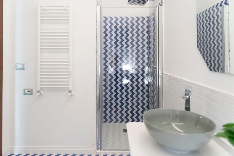 Bathroom 2, Palazzo De Gregorio Deluxe Room, Napoli