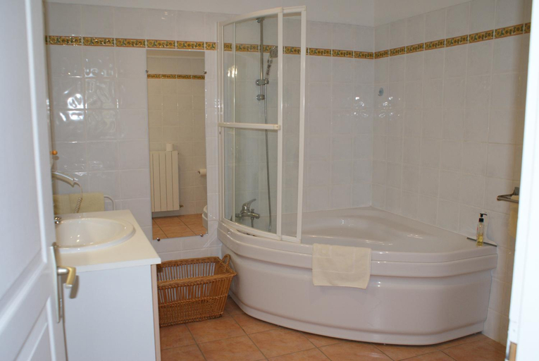 Bathroom 2, Au Pichet, Gers