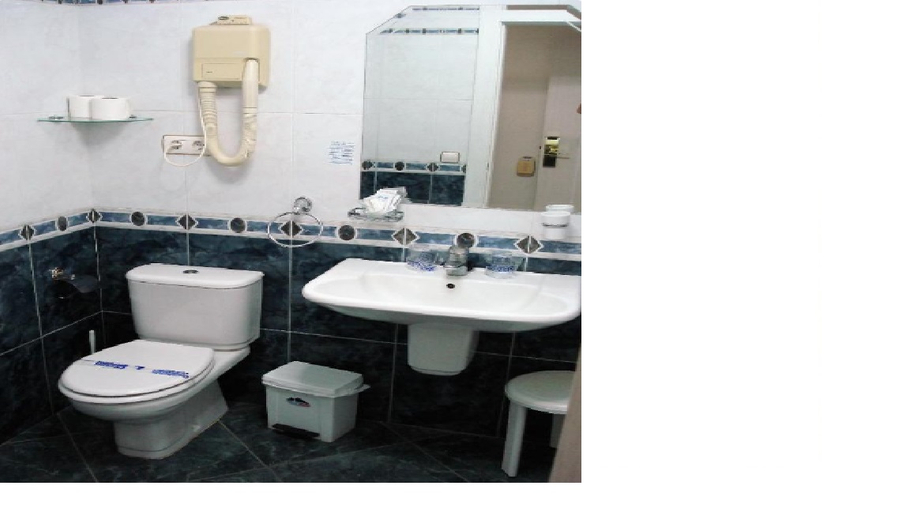 Bathroom 5, Hotel Villa de Laredo, Málaga