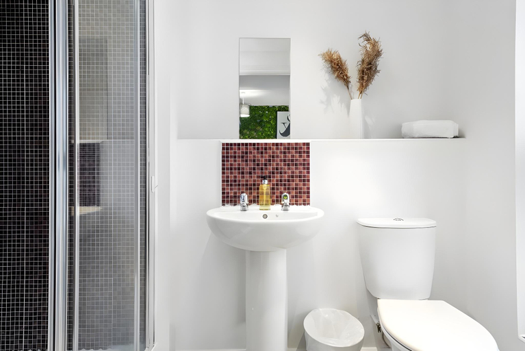 5, Stylish 2 Bedroom 2 Bathroom Apartment, Milton Keynes