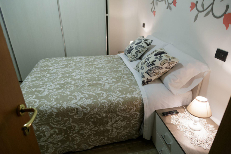 Bedroom 1, Vico 59, Chieti