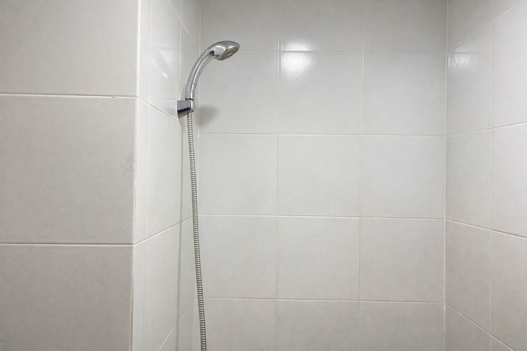 Bathroom 5, Compact and Homey 2BR at Vittoria Residence By Travelio, Jakarta Barat