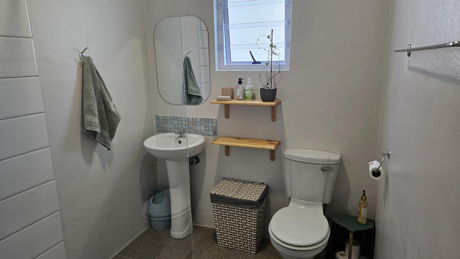 Bathroom 2, 32 Main Road, Overberg