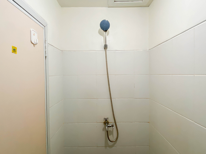 Bathroom 5, Neat Studio with Blue Toned Wall at Dramaga Tower Apartment By Travelio, Bogor