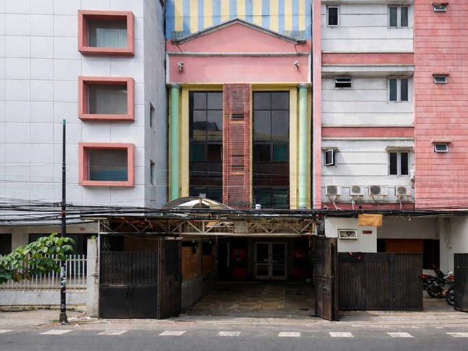 Exterior & Views