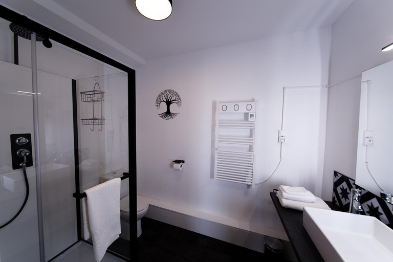 Bathroom 2, Les chambres de la Vallee, Deux-Sèvres