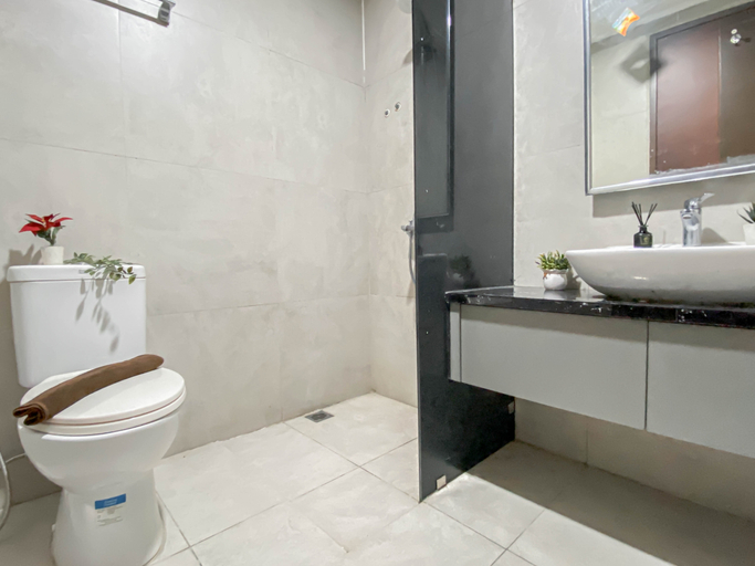 Bathroom 5, Cozy Living Studio at Apartment Pollux Chadstone By Travelio, Cikarang