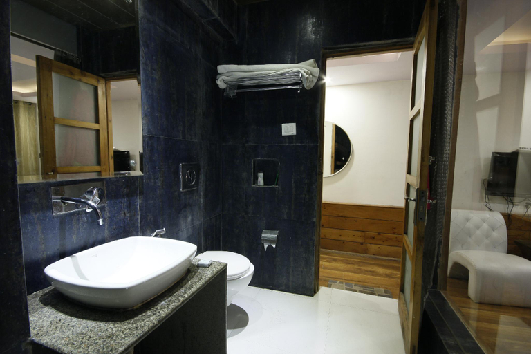 Bathroom 2, Hotel Sunrise, Shimla