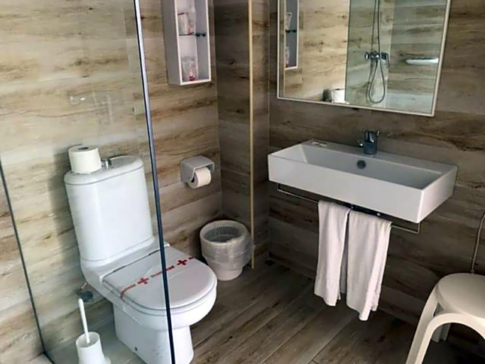 Bathroom 5, R2 Veronica, Baleares