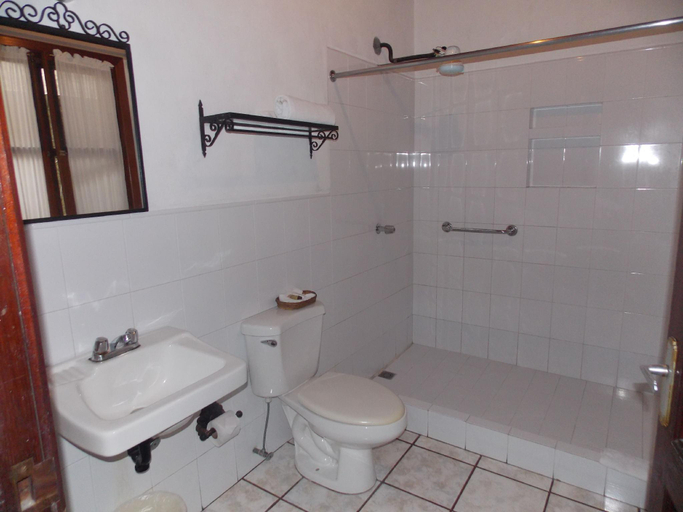 Bathroom 2, Hotel Casa Duranta, Cobán