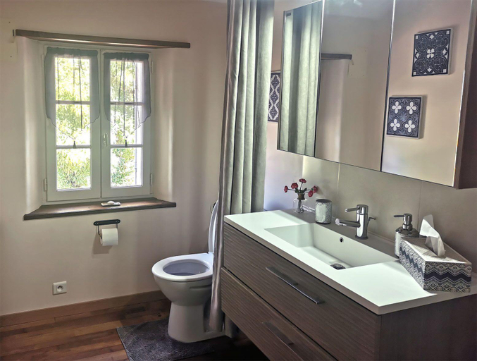 Bathroom 2, Les Jardins de Camelot, Gironde