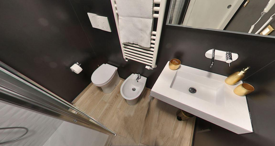 Bathroom 2, Merlhome, Latina